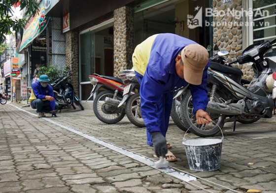Kẻ vạch phân giới cho người đi bộ. Ảnh: Thành Cường