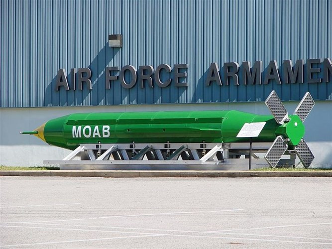 GBU-43/B hay còn được gọi là Mẹ của các loại bom được Mỹ sản xuất từ năm 2003, vào lúc bấy giờ, nó được coi là loại vũ khí phi hạt nhân lớn nhất thế giới và được gọi với cái tên mỹ miều là Mẹ của các loại bom (Mother Of All Bombs hay MOAB). Nguồn ảnh: Wiki.