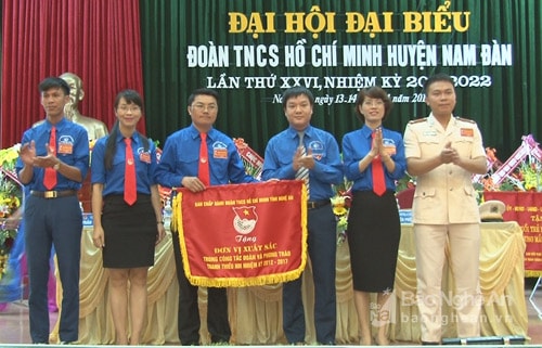  trao cờ xuất sắc cho huyện đoàn Nam Đàn.