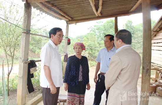 Đoàn công tác HĐND tỉnh khảo sát chính sách hỗ trợ người nghèo tại xã Quế Sơn, huyện Quế Phong. Ảnh: Mai Hoa 