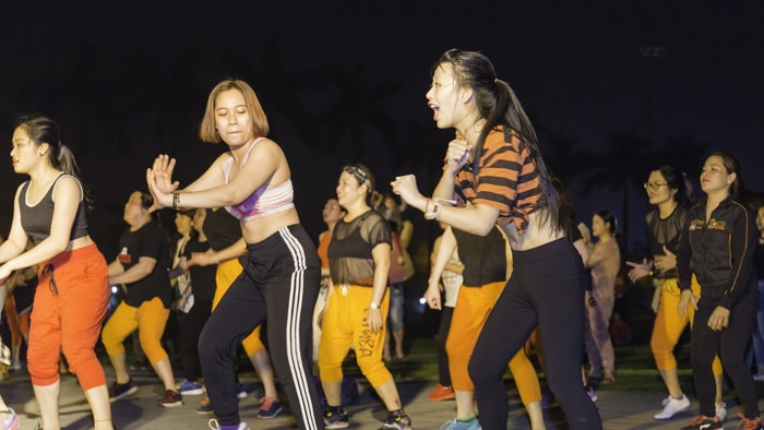 Tập Zumba các học viên sẽ được đốt cháy lượng mỡ dư thừa. Theo rất nhiều nghiên cứu về Zumba được thực hiện tại Anh, Mỹ và một số nước châu Âu khác thì Zumba là một trong những môn thể thao giúp người tập đốt nhiều calo dư thừa nhất. Ảnh: Đức Anh