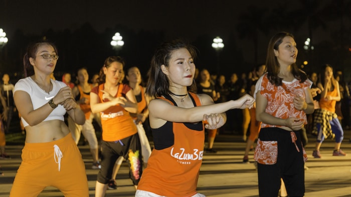 La Zumba giúp mọi người cải thiện mệt mỏi, Stress. Tập Zumba, học viên sẽ phải vận động liên tục không ngừng với những vũ đạo mạnh mẽ trong từng bài tập mà không hề cảm thấy mệt mỏi, chán nản bởi sự hấp dẫn, lôi cuốn của điệu nhạc, mang đến cảm giác vui vẻ trong những tiết học. Ảnh Đức Anh