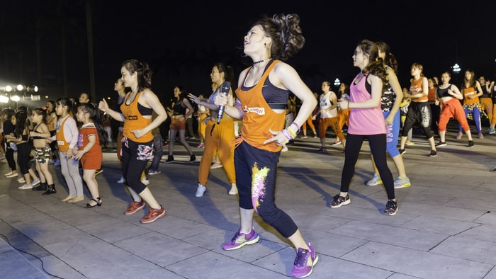 La Zumba giúp chị em thon gọn “vòng 2”. Zumba là điệu nhảy pha trộn giữa thể dục thẩm mỹ và hàng loạt vũ điệu latin như salsa, chachacha... nên nó giúp cơ thể vận động liên tục. Những động tác lắc hông, lắc người, gập bụng phối hợp tay, chân với cường độ mạnh. Những động tác này giúp cho cơ thể săn chắc, uyển chuyển; cánh tay, vòng eo và đôi chân sẽ trở nên thon thả. Ảnh Đức Anh