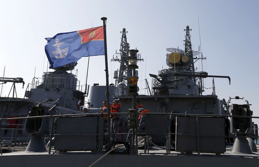 Các thủy thủ Montenegro đứng trên tàu khu trục nhỏ Kotor ở bến cảng Bar, Montenegro hôm 15/3. Ảnh: AP