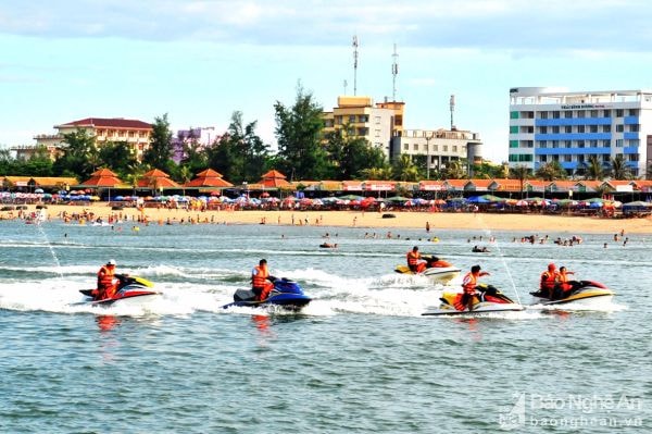 Du khách lướt mô tô nước trên biển Cửa Lò. Ảnh: tư liệu Báo Nghệ An