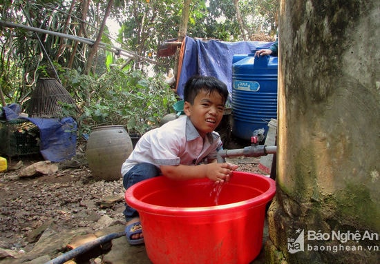 Ngoài giờ lênlớp, Huỳnh luôn tranh thủ thời gian để phụ mẹ công việc nhà