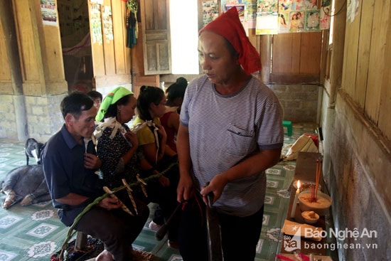 Thầy mo làm lễ cúng trong gia đình người Mông. Ảnh: Đào Thọ