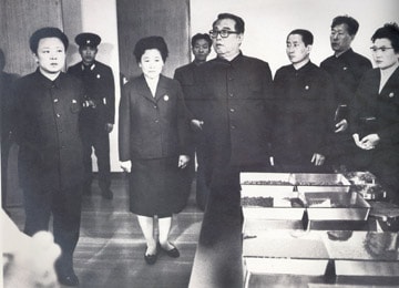 Hai nhà lãnh đạo của CHDCND Triều Tiên là Chủ tịch Kim Nhật Thành và Kim Jong Il (ngoài cùng bên trái) thăm Bệnh viện phụ sản Bình Nhưỡng, tháng 3/1980. 