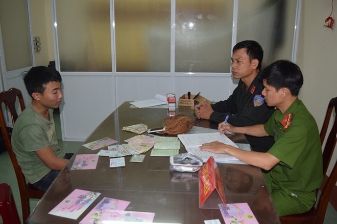 Huy tại cơ quan điều tra. Ảnh: T.H.