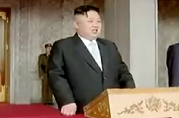 Lãnh đạo Kim Jong-un tươi cười tại lễ duyệt binh. Ảnh chụp màn hình: KRT