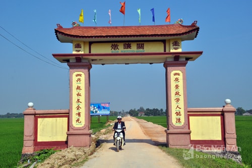 Cổng làng Đôn Nhượng, xã Hưng Đạo được xây dựng bằng kinh phí xã hội hóa. Ảnh P.V