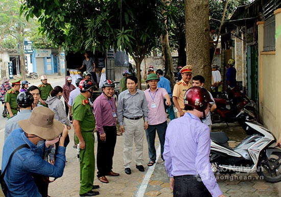 Lãnh đạo TP Vinh đến các tuyến đường chỉ đạo, kiểm tra công tác giải tỏa lẫn chiếm vỉa hè. Ảnh Nguyên Sơn