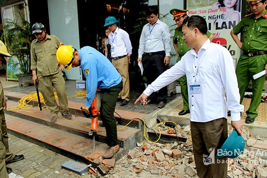 ngay cả các bậc tam cấp cơ động bằng kim loại nhưng vấn lấn chiếm vỉa hè đều bị tháo dỡ trên tuyến đường Nguyễn Văn Cừ, đoạn thuộc địa phận phường Hưng Phúc. Ảnh Quang An