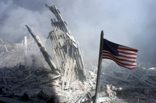 Tòa nhà Trung tâm Thương mại Thế giới (WTC) ở TP New York đổ sụp sau khi bị tấn công. Ảnh: REUTERS
