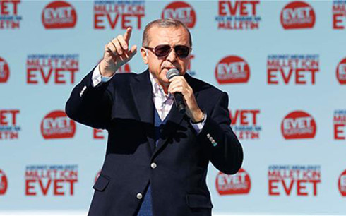 Phát biểu trước hàng nghìn người ủng hộ trước thềm cuộc trưng cầu ý dân dự kiến diễn ra vào ngày 16/4, ông Erdogan đã gọi EU là 