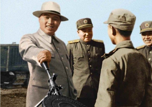 Nhà lãnh đạo Triều Tiên thăm một doanh trại quân đội vào tháng 5/1950.