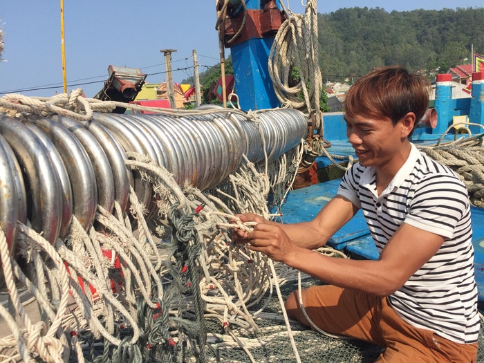 Anh Bạch Trọng Khánh, tàu cá NA 90789TS đang kiểm tra chì, một bộ phận quan trọng  đối với vàng lưới nghề vây. Khi ra tới ngư trường Hoàng Sa, tàu cá này chuyên khai thác con cá nục. Ảnh Nguyễn Vân