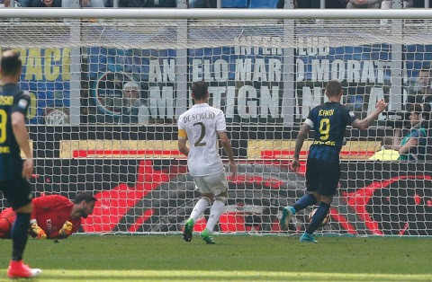 Icardi có bàn thắng đầu tiên của mình ở derby Milan