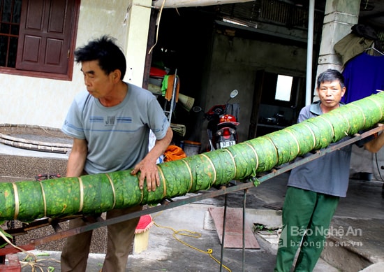 Thuốc lào được chế biến thủ công. Sau khi hái xuống, lá được đem ủ cho hơi se lại rồi cuộn thành những cây thuốc dài khoảng 3 - 5 m, đường kính 20 - 25cm, sau đó đưa vào máy xắt. Ảnh: Quang An