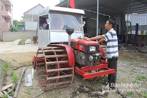 Anh Phan Công Sỹ (xóm 7, xã Hưng Thông, huyện Hưng Nguyên) vừa hoàn thành chiếc máy cày tự chế đa năng sau 8 năm ấp ủ. 