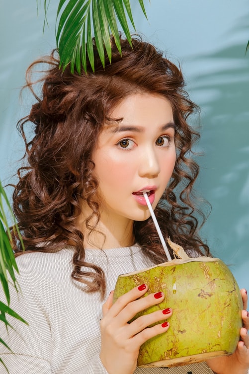 Ngọc Trinh chọn phong cách trang điểm Hàn Quốc với tông màu hồng nhạt, tôn làn da trắng.