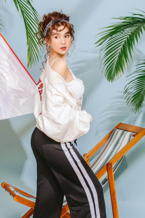 Tóc vấn khăn turban được cô phối cùng set đồ thể thao thứ hai.