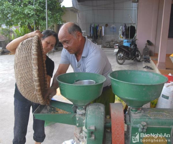 Trưởng thôn Bùi Văn Hùng luôn hết lòng vì công việc của tập thể. 