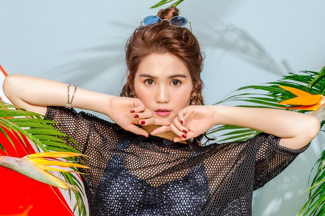 Bộ ảnh mới mang đến cho cô vẻ ngây thơ, sành điệu.