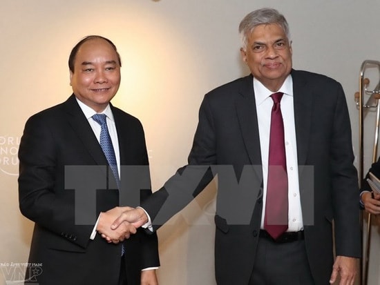 Thủ tướng Nguyễn Xuân Phúc gặp Thủ tướng Sri Lanka Ranil Wickremesinghe bên lề Hội nghị thường niên lần thứ 47 Diễn đàn Kinh tế Thế giới tại Davos tháng 1/2017. Ảnh: Thống Nhất/TTXVN