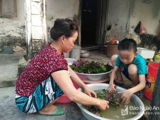 Nam cùng mẹ làm việc nhà. Ảnh Thái Hiền