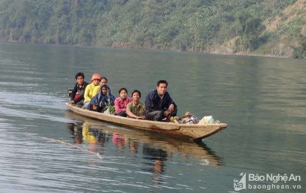 Đò dọc trên lòng hồ Thủy điện Bản Vẽ. Ảnh: Hữu Vi