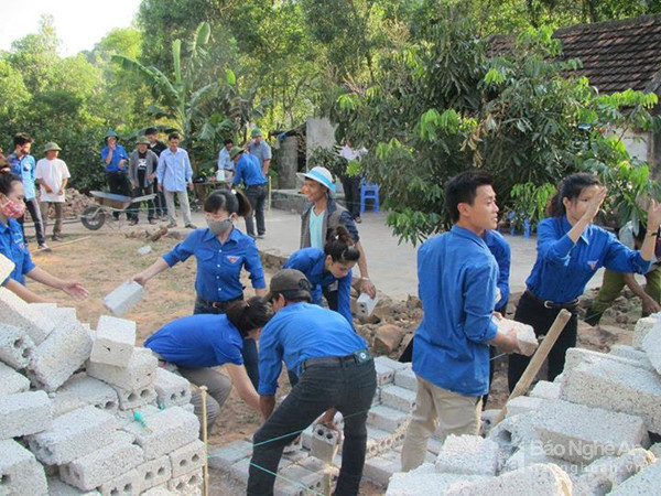 Đoàn xã  Nghi Yên (Nghi Lộc)  xây nhà  tình thương  cho hộ nghèo. Ảnh: Nhật Tuấn