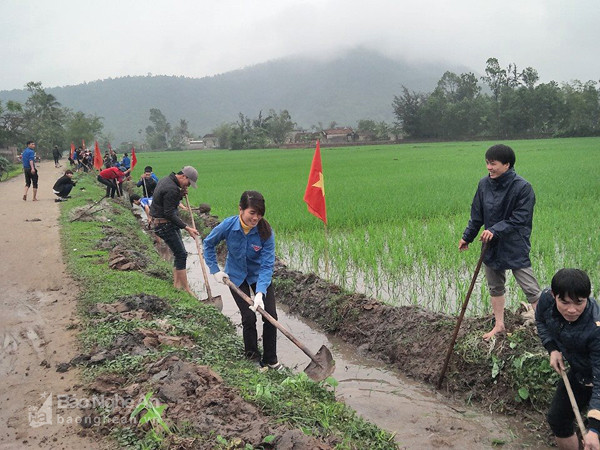 CLB TNTN huyện Nghi Lộc nạo vét kênh mương phục vụ sản xuất. Ảnh: Nhật Tuấn