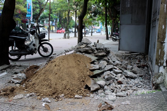 Sau giải tỏa vỉa hè, gạch đá cũng tập kết chất đống dọc đường Nguyễn Văn Cừ, Lê Hồng Phong... Ảnh chụp chiều 16/4 tại đường Lê Hồng Phong (Quang An)