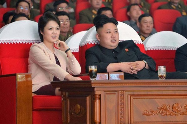 Vợ chồng Kim Jong Un dự buổi biểu diễn của ban nhạc Moranbong ở Bình Nhưỡng năm 2014. (Ảnh: EPA)