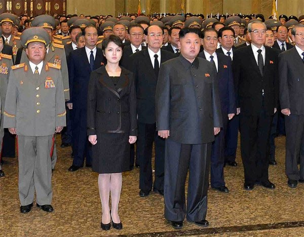 Ông Kim Jong Un và vợ ở Cung điện Mặt trời Kumsusan, tại thủ đô Bình Nhưỡng năm 2013. (Ảnh: EPA)