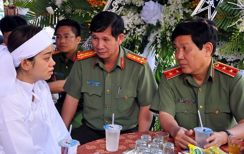 Thứ trưởng Bộ Công an Sơn thăm hỏi gia đình thiếu tá Sơn. Ảnh: Phước Tuấn