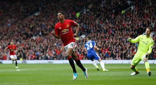 Hàng thủ hay nhất Ngoại hạng Anh của Chelsea bất lực trước Rashford. Ảnh: Reuters.