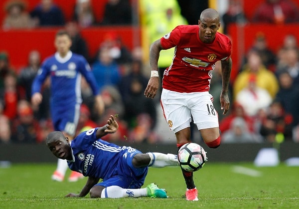 Kante là điểm sáng duy nhất bên phía Chelsea. Ảnh: Reuters.