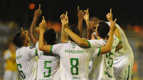 chapecoense-gianh-danh-hieu-dau-tien-sau-vu-roi-may-bay