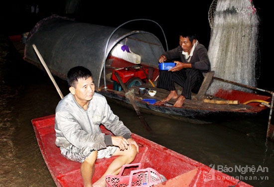 Ra sông từ chiều nên nhiều người phải mang theo cơm cơm, ăn tối ở trên sông. Ảnh: Huy Thư