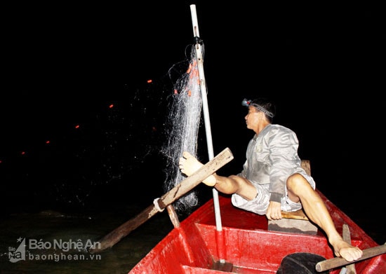 Lúc buông lưới, họ cho thuyền chạy ngang sông, chân đạp mái chèo, tay rải lưới rất nhịp nhàng. Sau khi rải lưới, phao và thuyền cùng trôi xuôi dòng nước khoảng 500 – 700 m, thì thu lưới, bắt cá. Người đàn ông thường đi đánh cá lớn.  Ảnh: Huy Thư