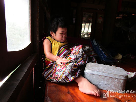 Gần 30 năm, từ khi sinh ra đến nay, với đôi chân bại liệt nhưng Sầm Thị Giang 