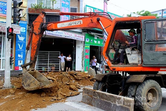 Tại ngã 4 đường Nguyễn Phong Sắc, gần bệnh viện Cửa Đông, máy cẩu đã được điều động để san lấp vỉa hè do người dân tự ý nâng cao. Ảnh Quang An