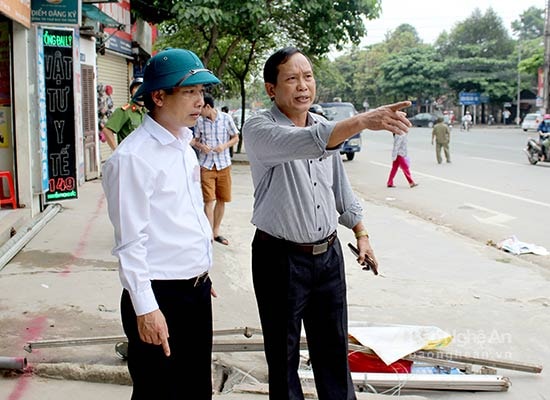 Lãnh đạo TP Vinh chia nhiều tổ chỉ đạo cưỡng chế giải tỏa. Ảnh Phương Thúy