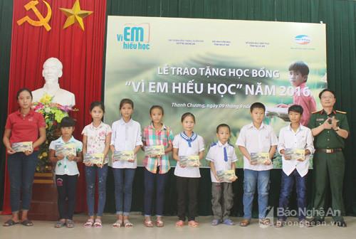 Viettel Nghệ An trao học bổng 