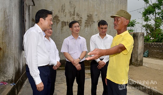 Đoàn giám sát HĐND tỉnh trao đổi với cán bộ xóm Yên Thịnh, xã Diễn Kim về triển khai các chính sách cho hộ nghèo. Ảnh: Thành Duy