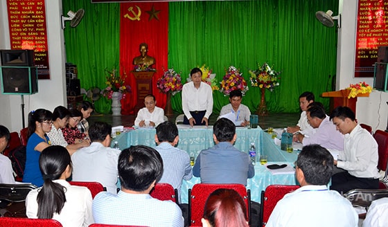 Đoàn giám sát HĐND tỉnh làm việc với lãnh đạo xã Diễn Kim, huyện Diễn Châu. Ảnh: Thành Duy
