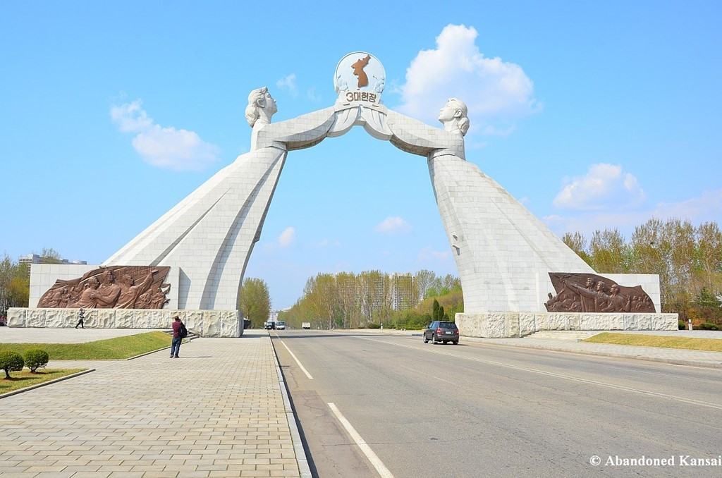 Cổng Thống Nhất là một tác phẩm điêu khắc được đặt ở phía nam Pyongyang. Hoàn tất năm 2001, đây là công trình kỷ niệm đề nghị thống nhất Triều Tiên do ông Kim Nhật Thành đưa ra. 