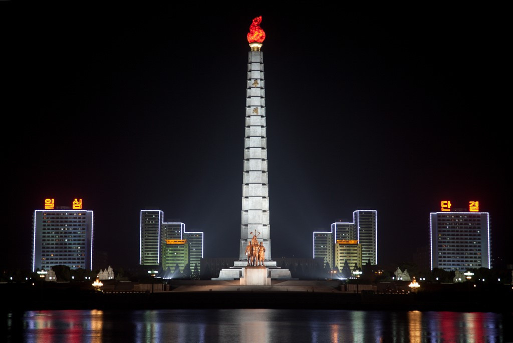 Tại Pyongang, bạn có thể tới thăm tháp Juche, đài tưởng niệm được đặt tên theo học thuyết do chủ tịch Kim Nhật Thành đưa vào Triều Tiên. 